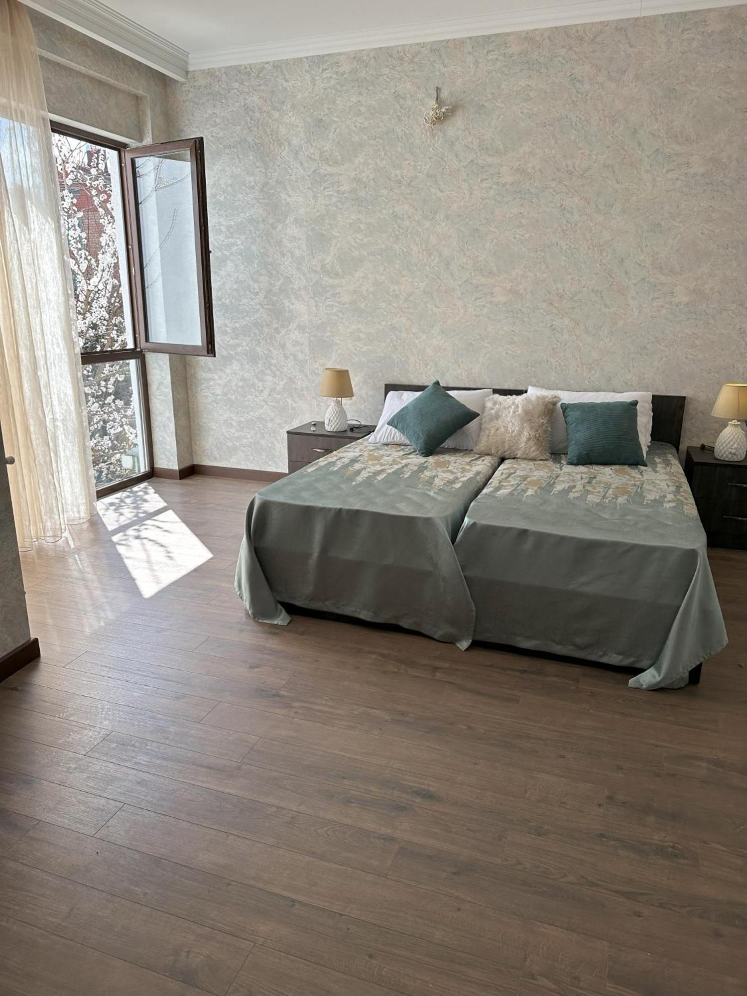 Three Palms Guest House Tbilisi Zewnętrze zdjęcie